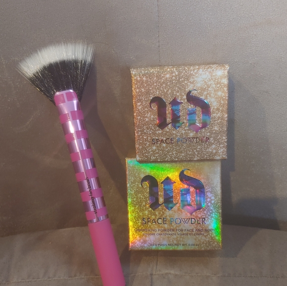 Urban Decay Space Powder plus RT Highlighter Brush - Picture 5 of 6